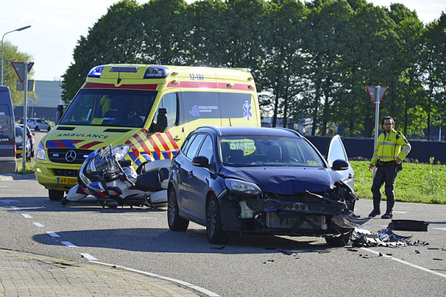 Rozenburg NH: Motorrijdster ernstig gewond na aanrijding