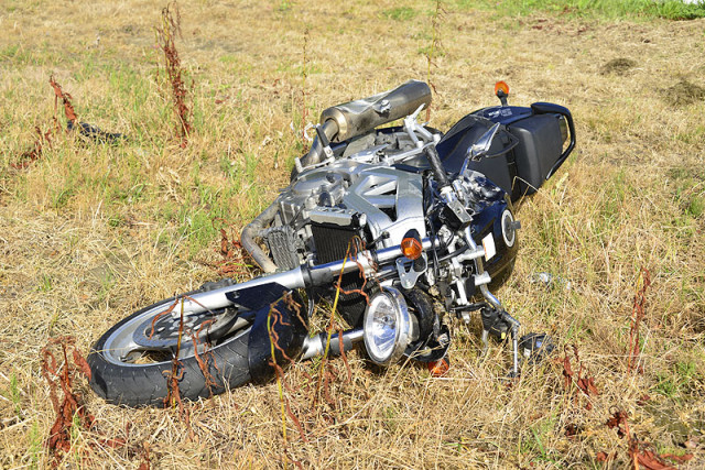 Rozenburg NH: Motorrijdster ernstig gewond na aanrijding