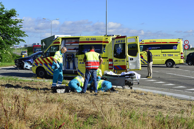 Rozenburg NH: Motorrijdster ernstig gewond na aanrijding
