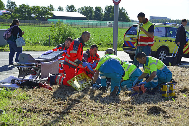 Rozenburg NH: Motorrijdster ernstig gewond na aanrijding