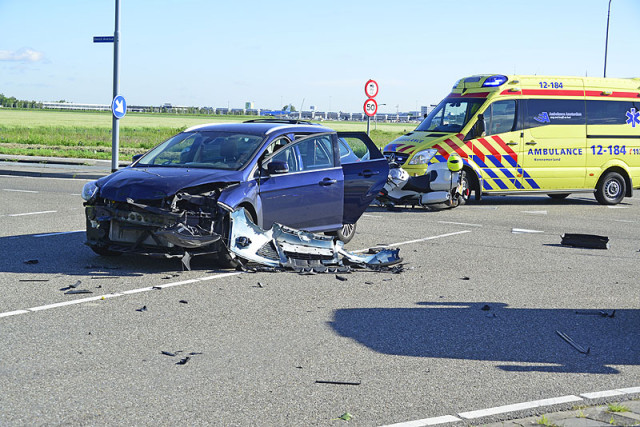 Rozenburg NH: Motorrijdster ernstig gewond na aanrijding