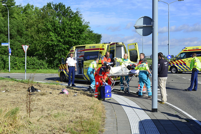 Rozenburg NH: Motorrijdster ernstig gewond na aanrijding