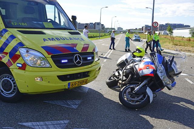 Rozenburg NH: Motorrijdster ernstig gewond na aanrijding